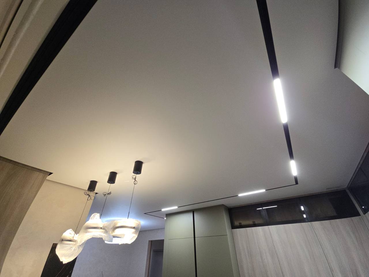 Tavane cu corpuri de iluminat