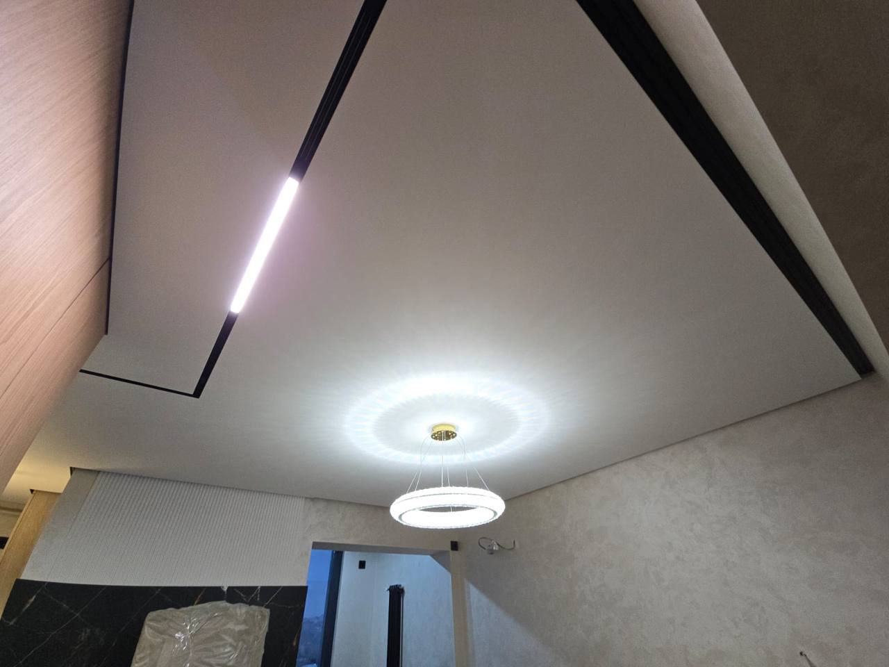 Tavane cu corpuri de iluminat