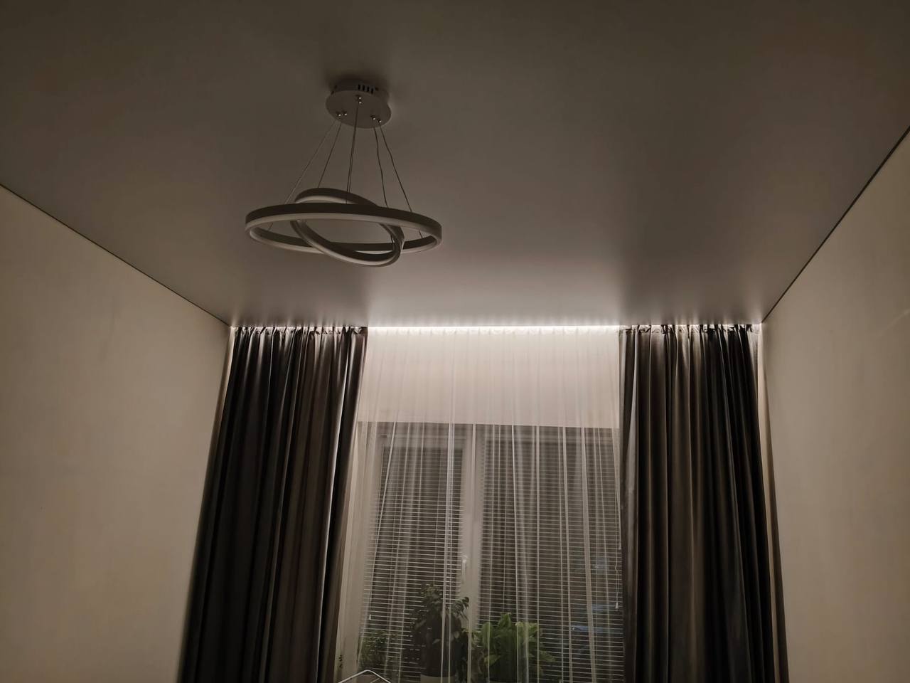 Tavane cu corpuri de iluminat