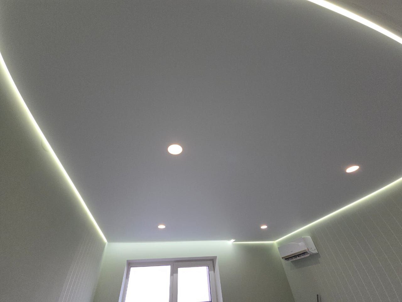 Tavane cu corpuri de iluminat